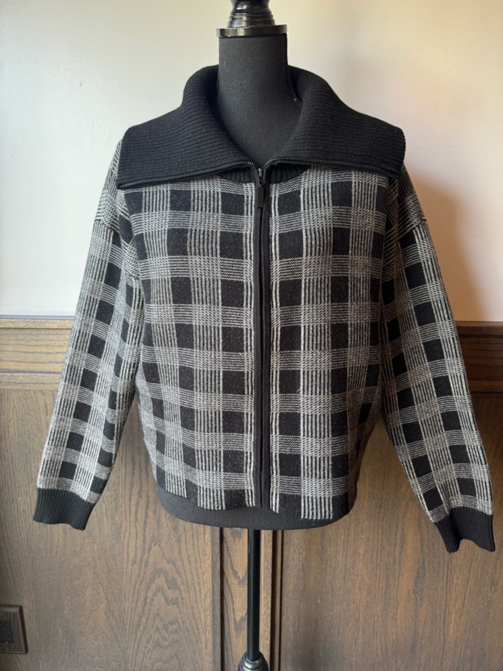 Max Studio Black and gray plaid Ribbed Knit zip up Jacket Large EUC